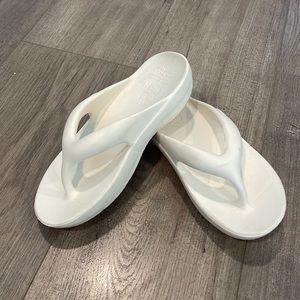 Kirsh White Flip Flop Slippers Sz 6